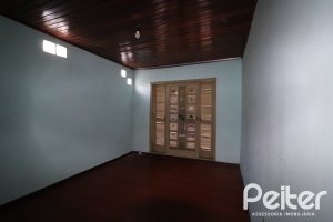 Casa à venda com 510m², 4 dormitórios, 4 vagas, no bairro Vila Nova em Porto Alegre