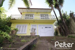 Casa à venda com 510m², 4 dormitórios, 4 vagas, no bairro Vila Nova em Porto Alegre