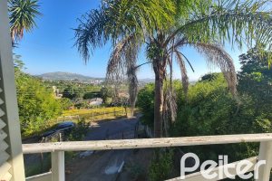 Casa à venda com 510m², 4 dormitórios, 4 vagas, no bairro Vila Nova em Porto Alegre