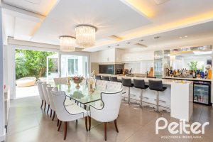 Casa em Condomínio à venda com 457m², 4 dormitórios, 4 suítes, 6 vagas, no bairro Pedra Redonda em PORTO ALEGRE