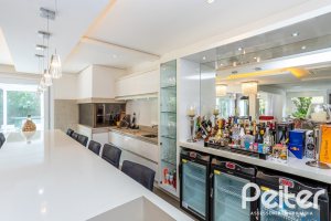 Casa em Condomínio à venda com 457m², 4 dormitórios, 4 suítes, 6 vagas, no bairro Pedra Redonda em PORTO ALEGRE