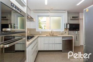 Casa em Condomínio à venda com 457m², 4 dormitórios, 4 suítes, 6 vagas, no bairro Pedra Redonda em PORTO ALEGRE