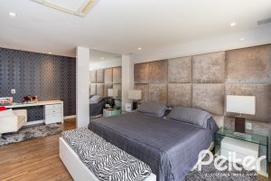 Casa em Condomínio à venda com 457m², 4 dormitórios, 4 suítes, 6 vagas, no bairro Pedra Redonda em PORTO ALEGRE