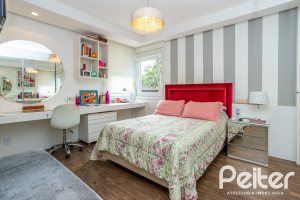 Casa em Condomínio à venda com 457m², 4 dormitórios, 4 suítes, 6 vagas, no bairro Pedra Redonda em PORTO ALEGRE