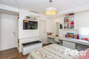 Casa em Condomínio à venda com 457m², 4 dormitórios, 4 suítes, 6 vagas, no bairro Pedra Redonda em PORTO ALEGRE