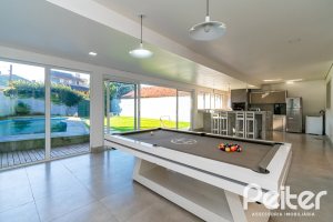 Casa à venda com 185m², 4 dormitórios, 1 suíte, 4 vagas, no bairro Guarujá em Porto Alegre