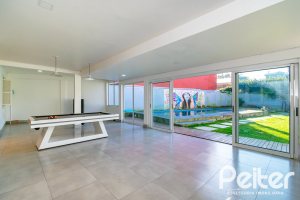 Casa à venda com 185m², 4 dormitórios, 1 suíte, 4 vagas, no bairro Guarujá em Porto Alegre