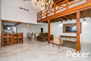 Casa à venda com 185m², 4 dormitórios, 1 suíte, 4 vagas, no bairro Guarujá em Porto Alegre