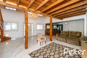 Casa à venda com 185m², 4 dormitórios, 1 suíte, 4 vagas, no bairro Guarujá em Porto Alegre