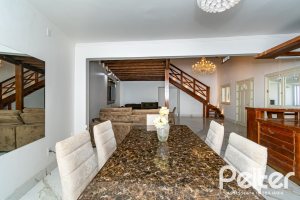Casa à venda com 185m², 4 dormitórios, 1 suíte, 4 vagas, no bairro Guarujá em Porto Alegre