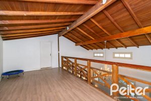Casa à venda com 185m², 4 dormitórios, 1 suíte, 4 vagas, no bairro Guarujá em Porto Alegre