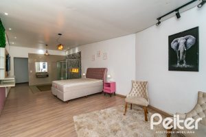 Casa à venda com 185m², 4 dormitórios, 1 suíte, 4 vagas, no bairro Guarujá em Porto Alegre