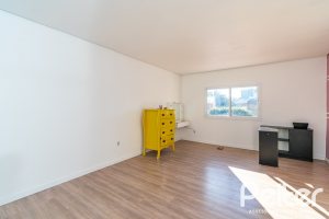 Casa à venda com 185m², 4 dormitórios, 1 suíte, 4 vagas, no bairro Guarujá em Porto Alegre