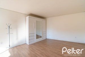 Casa à venda com 185m², 4 dormitórios, 1 suíte, 4 vagas, no bairro Guarujá em Porto Alegre