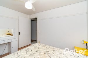 Casa à venda com 185m², 4 dormitórios, 1 suíte, 4 vagas, no bairro Guarujá em Porto Alegre