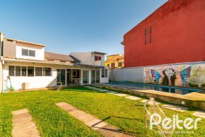 Casa à venda com 185m², 4 dormitórios, 1 suíte, 4 vagas, no bairro Guarujá em Porto Alegre