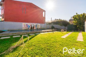 Casa à venda com 185m², 4 dormitórios, 1 suíte, 4 vagas, no bairro Guarujá em Porto Alegre