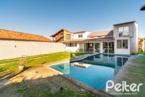 Casa à venda com 185m², 4 dormitórios, 1 suíte, 4 vagas, no bairro Guarujá em Porto Alegre