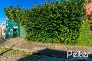 Casa à venda com 185m², 4 dormitórios, 1 suíte, 4 vagas, no bairro Guarujá em Porto Alegre