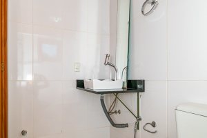 Casa à venda com 215m², 3 dormitórios, 3 suítes, 2 vagas, no bairro Tristeza em Porto Alegre