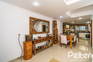 Casa à venda com 215m², 3 dormitórios, 3 suítes, 2 vagas, no bairro Tristeza em Porto Alegre