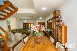 Casa à venda com 215m², 3 dormitórios, 3 suítes, 2 vagas, no bairro Tristeza em Porto Alegre