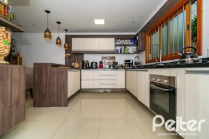 Casa à venda com 215m², 3 dormitórios, 3 suítes, 2 vagas, no bairro Tristeza em Porto Alegre