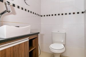 Casa à venda com 215m², 3 dormitórios, 3 suítes, 2 vagas, no bairro Tristeza em Porto Alegre