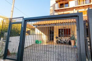 Casa à venda com 215m², 3 dormitórios, 3 suítes, 2 vagas, no bairro Tristeza em Porto Alegre