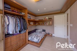 Casa em Condomínio à venda com 460m², 3 dormitórios, 3 suítes, 6 vagas, no bairro Terra Ville em PORTO ALEGRE