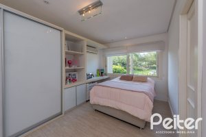 Casa em Condomínio à venda com 460m², 3 dormitórios, 3 suítes, 6 vagas, no bairro Terra Ville em PORTO ALEGRE