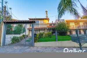 Casa à venda com 323m², 3 dormitórios, 1 suíte, 3 vagas, no bairro Ipanema em Porto Alegre