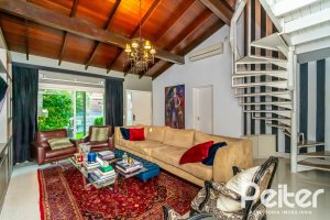 Casa à venda com 323m², 3 dormitórios, 1 suíte, 3 vagas, no bairro Ipanema em Porto Alegre