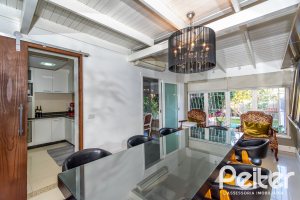 Casa à venda com 323m², 3 dormitórios, 1 suíte, 3 vagas, no bairro Ipanema em Porto Alegre