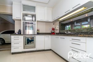 Casa à venda com 323m², 3 dormitórios, 1 suíte, 3 vagas, no bairro Ipanema em Porto Alegre