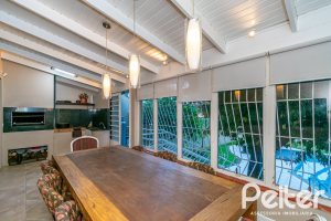 Casa à venda com 323m², 3 dormitórios, 1 suíte, 3 vagas, no bairro Ipanema em Porto Alegre