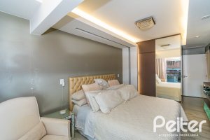 Casa à venda com 323m², 3 dormitórios, 1 suíte, 3 vagas, no bairro Ipanema em Porto Alegre