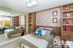 Casa à venda com 323m², 3 dormitórios, 1 suíte, 3 vagas, no bairro Ipanema em Porto Alegre