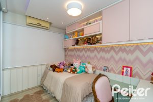 Casa à venda com 323m², 3 dormitórios, 1 suíte, 3 vagas, no bairro Ipanema em Porto Alegre