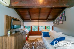 Casa à venda com 323m², 3 dormitórios, 1 suíte, 3 vagas, no bairro Ipanema em Porto Alegre