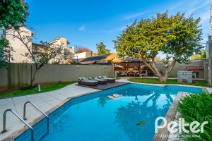 Casa à venda com 323m², 3 dormitórios, 1 suíte, 3 vagas, no bairro Ipanema em Porto Alegre