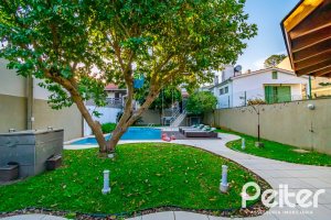 Casa à venda com 323m², 3 dormitórios, 1 suíte, 3 vagas, no bairro Ipanema em Porto Alegre