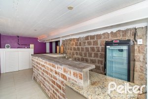 Casa à venda com 323m², 3 dormitórios, 1 suíte, 3 vagas, no bairro Ipanema em Porto Alegre