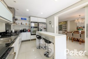 Casa à venda com 301m², 4 dormitórios, 1 suíte, 3 vagas, no bairro Ipanema em Porto Alegre