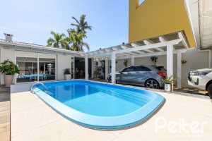 Casa à venda com 301m², 4 dormitórios, 1 suíte, 3 vagas, no bairro Ipanema em Porto Alegre