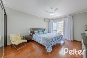 Casa à venda com 301m², 4 dormitórios, 1 suíte, 3 vagas, no bairro Ipanema em Porto Alegre