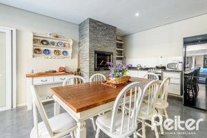 Casa à venda com 301m², 4 dormitórios, 1 suíte, 3 vagas, no bairro Ipanema em Porto Alegre