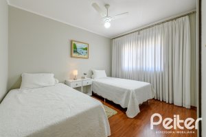 Casa à venda com 301m², 4 dormitórios, 1 suíte, 3 vagas, no bairro Ipanema em Porto Alegre