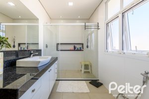 Casa à venda com 301m², 4 dormitórios, 1 suíte, 3 vagas, no bairro Ipanema em Porto Alegre