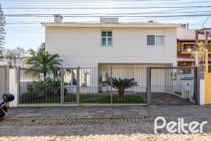 Casa à venda com 301m², 4 dormitórios, 1 suíte, 3 vagas, no bairro Ipanema em Porto Alegre